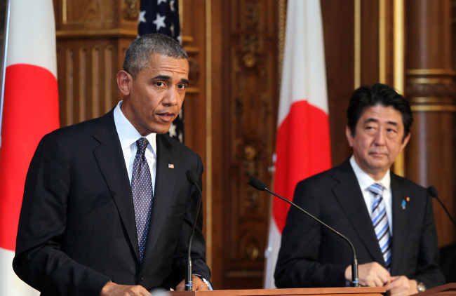 버락오바마(좌부터/BarackObama/정치인/미국대통령),아베신조(AbeShinzo/정치인/일본총리)
U.S. President Barack Obama vowed Thursday to defend Japan if China attacks over a tense territorial dispute, but also urged Beijing to help stop North Korea from forging ahead with its “dangerous” nuclear program.