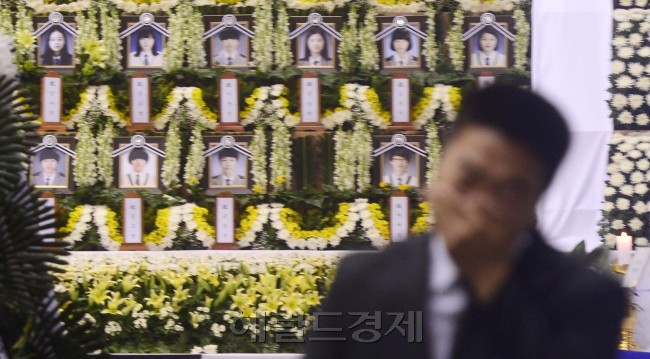 진도 세월호 침몰사건 합동분향소가 마련된 경기도 안산 올림픽기념관을 찾은 시민들이 헌화하면서 희생자들에게 애도하고 있다. 박해묵 기자/mook@heraldcorp.com
진도 세월호 침몰사건 합동분향소가 마련된 경기도 안산 올림픽기념관을 찾은 시민들이 헌화하면서 희생자들에게 애도하고 있다. 박해묵 기자/mook@heraldcorp.com
진도 세월호 침몰사건 합동분향소가 마련된 경기도 안산 올림픽기념관을 찾은 시민들이 헌화하면서 희생자들에게 애도하고 있다. 박해묵 기자/mook@heraldcorp.com
산자의 슬픔