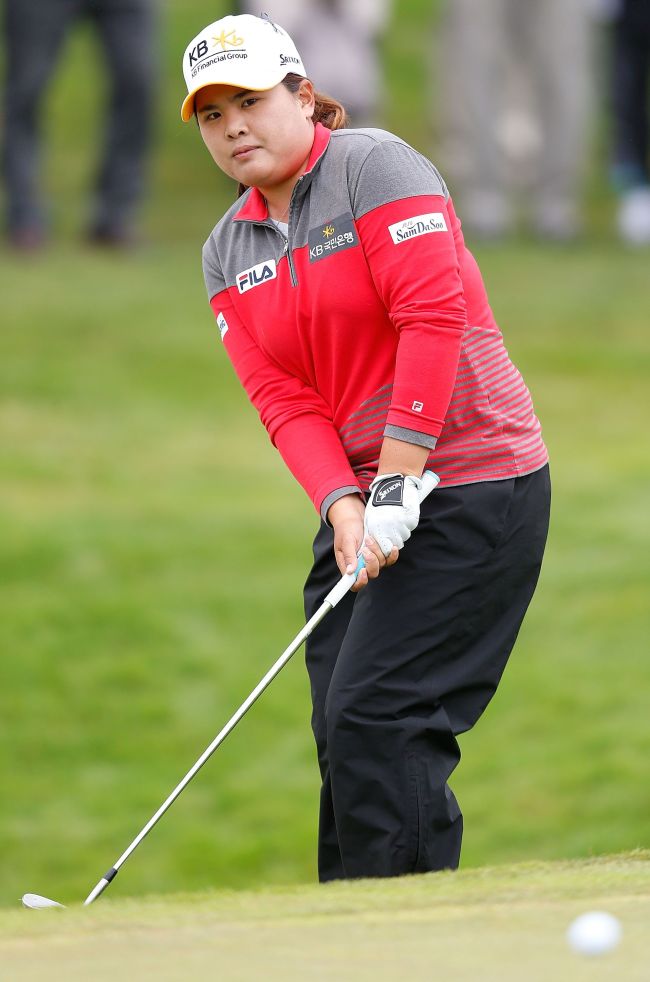 박인비(골퍼/KB금융그룹)
Karine Icher and her caddie husband, Fred, evaluated the conditions and course at challenging Lake Merced and decided on a Day 1 strategy: stay short of the pin and putt uphill.
Park In-bee plays a shot on the 10th hole on Thursday.   AFP-Yonhap
