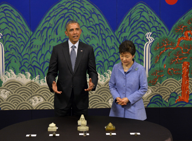 President Obama talks about ancient Korean seals the United States had agreed to return to Korea after summit talks at Cheong Wa Dae on Friday. (Yonhap)