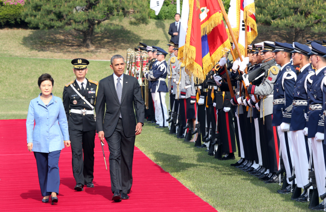 President Obama inspects an honor guard at Cheong Wa Dae on Friday. (Yonhap)
