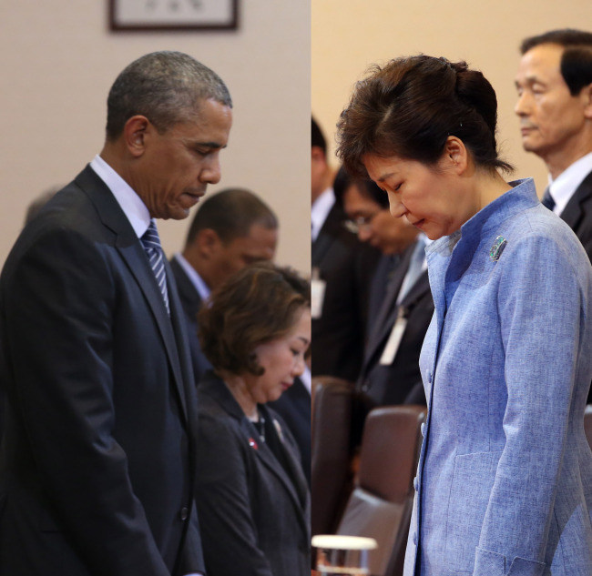 Presidents Park Geun-hye and Barack Obama take a moment to reflect on the victims of the sunken ferry Sewol at the opening of their summit at Cheong Wa Dae on Friday. (Park Hyun-koo/The Korea Herald)