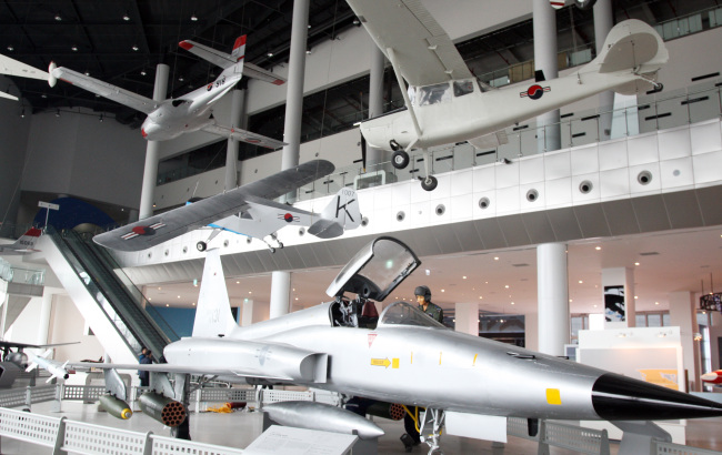 The Air Zone at the Jeju Aerospace Museum, which opened Friday on Jejudo Island, displays a history of the nation’s aviation industry.   Yonhap