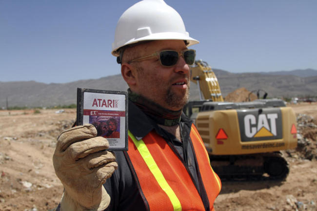 Film director Zak Penn shows a box of a decades-old Atari “E.T. the Extra-Terrestrial” games found in a dumpsite in Alamogordo, New Mexico, Saturday.   AP-Yonhap