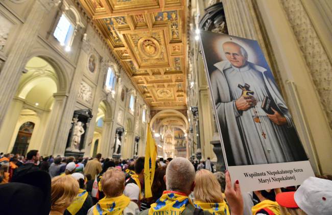People attend a Mass for late Pope John XXIII at the Basilica of St. John Lateran in Rome on Saturday, a day before the canonization of popes John XXIII and John Paul II.   AFP-Yonhap