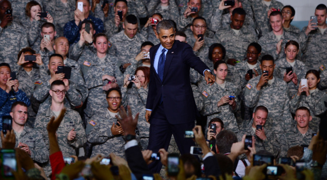 U.S. President Barack Obama walks toward a podium to deliver a speech to U.S. military personnel at the Yongsan Garrison, Seoul, Saturday.
Lee Sang-sub/ The Korea Herald