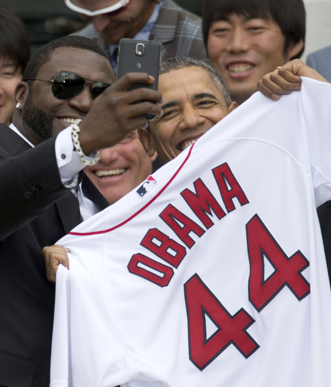 Boston Red Sox major leaguer David Ortiz snaps a selfie with U.S. President Barack Obama at the White House in Washington on April 2.   Yonhap