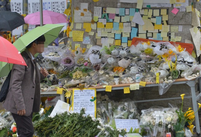 28일 오전 경기도 안산시 단원구 고잔동 단원고등학교에서 한 학생 등교하고 있다.사진공동취재단
28일 오전 경기도 안산시 단원구 고잔동 단원고등학교에서 한 학생 등교하고 있다.사진공동취재단
무거운 발걸음