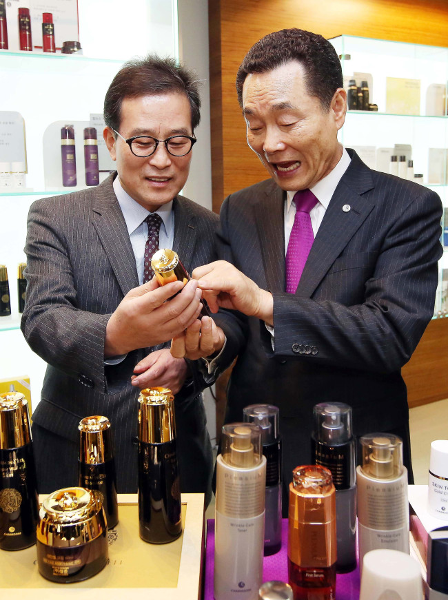 이원준(왼쪽) 롯데백화점 신임 대표가 정도경영과 현장경영을 주문하고 나섰다. 사진은 이 신임대표가 롯데면세점 대표이사 시절 원주 참존화장품 공장을 방문해 김광석 참존 회장으로부터 제품 설명을 듣고 있는 모습이다.