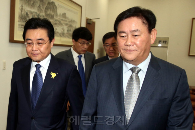 최경환 새누리당 원내대표(오른쪽)와 젼병헌 새정치민주연합 원내대표가 28일 여의도 국회 운영위원장실에서 비공개 회동을 갖고 의사일정등 주요현안에 대한 논의를 마친 후 위원장실을 나서고 있다. 이길동기자.gdlee@heraldcorp.com
최경환 새누리당 원내대표(오른쪽)와 젼병헌 새정치민주연합 원내대표가 28일 여의도 국회 운영위원장실에서 비공개 회동을 갖고 의사일정등 주요현안에 대한 논의를 마친 후 위원장실을 나서고 있다. 이길동기자.gdlee@heraldcorp.com
최경환 새누리당 원내대표(오른쪽)와 전병헌 새정치민주연합 원내대표가 28일 여의도 국회 운영위원장실에서 비공개 회동을 갖고 의사일정 등 주요현안에 대한 논의를 마친 후 위원장실을 나서고 있다. 최 대표는 이어진 최고위원회의에서 “내일 본회의가 열리기로 돼 있는 만큼 이번에야말로 국민 안전 관련 법안과 민생  법안들이 반드시 통과될 수 있게 해야 한다”고 말했다.  이길동 기자/gdlee@heraldcorp.com