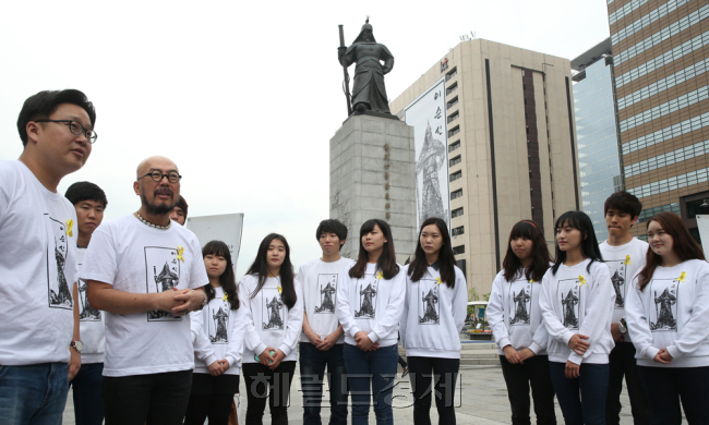 한국홍보 전문가 성신여대 서경덕 교수와 패션디자이너 이상봉이 디자인한 ‘대한민국 영웅 프로젝트’ 제2탄 ‘성웅 이순신’ 대형 걸게그림을 지난 27일 충무공탄신일을 하루 앞두고 광화문 KT건물에 걸었다. 이순신 장군 이미지는 지난 3개월 동안 국내외를 다니며 가로25미터, 세로50미터 대형 천 위에 3만여명이 난중일기 내용을 붓으로 직접 써서 형상화 했다.