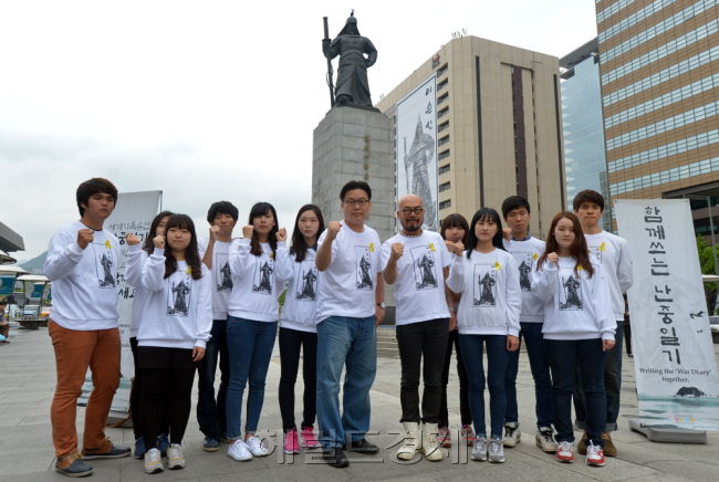 한국홍보 전문가 성신여대 서경덕 교수와 패션디자이너 이상봉이 디자인한 ‘대한민국 영웅 프로젝트’ 제2탄 ‘성웅 이순신’ 대형 걸게그림을 지난 27일 충무공탄신일을 하루 앞두고 광화문 KT건물에 걸었다. 이순신 장군 이미지는 지난 3개월 동안 국내외를 다니며 가로25미터, 세로50미터 대형 천 위에 3만여명이 난중일기 내용을 붓으로 직접 써서 형상화 했다.