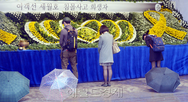 28일 오전 서울 시청 광장에 마련된 여객선 세월호 침몰사고 희생자 합동 분향소에서 시민들이 출근길에 헌화를 하고 있다..<br />김명섭 기자 msiron@heraldcorp.com
28일 오전 서울 시청 광장에 마련된 여객선 세월호 침몰사고 희생자 합동 분향소에서 시민들이 출근길에 헌화를 하고 있다..
김명섭 기자 msiron@heraldcorp.com
28일 오전 서울 시청 광장에 마련된 여객선 세월호 침몰사고 희생자 합동 분향소에서 시민들이 출근길에 헌화를 하고 있다..
김명섭 기자 msiron@heraldcorp.com
28일 오전 서울 시청 광장에 마련된 여객선 세월호 침몰사고 희생자 합동 분향소에서 시민들이 출근길에 헌화를 하고 있다..
김명섭 기자 msiron@heraldcorp.com