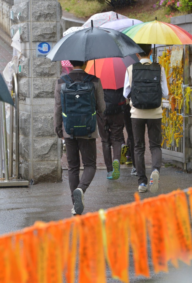 28일 오전 경기도 안산시 단원구 고잔동 단원고등학교에서 1,2학년들이 등교하고 있다.사진공동취재단