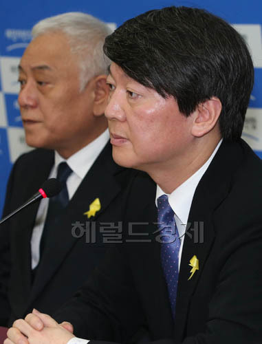 김한길(좌부터/국회의원/전장관/새정치민주연합서울광진갑공동대표),안철수(국회의원/새정치민주연합공동대표)
안철수 새정치민주연합 공동대표가 28일 국회에서 열린 최고위원회의및 여객선침몰사고 대책위원장단 연석회의에 참석해 모두발언을 하고있다.
안대표는 이날 회의에서 “정부의 무능함을 탓하기 전에 국회의 책임을 돌아본다”면서 “정치의 무능, 무기력, 무책임이 더는 반복돼서는 안 된다“.고 말했다.