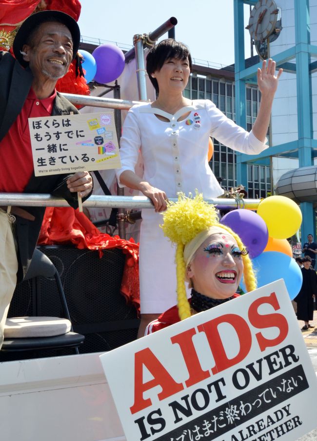 Japan’s first lady Akie Abe (top) takes part in the Tokyo Rainbow Pride parade for an anti-AIDS campaign in Tokyo on Sunday.   AFP-Yonhap