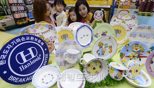 한국도자기가 28일 오전 어린이날을 일주일여 앞두고 농협 하나로 클럽 양재점에서 ‘어린이 캐릭터 식기 30~40% 특별 할인전’을 열고 있다.
한국도자기 관계자에 따르면 한국도자기 어린이 식기는 본 애쉬(Bone Ash)를 50% 이상 함유한 본차이나 재질과 물납 성분의 유약, 순수 국내에서 만들어 유해 성분이 나올 염려가 없다고 한다. 아울러 ‘파손 교환 보증제’서비스를 시행해 어린이 제품 전품목을 구매 후 3년 이내 고객에서 보증서 지참시 해당 제품에 한해 동일한 디자인으로 교환해준다.