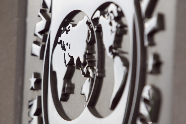 The logo of the International Monetary Fund is displayed at the headquarters in Washington, D.C.   Bloomberg