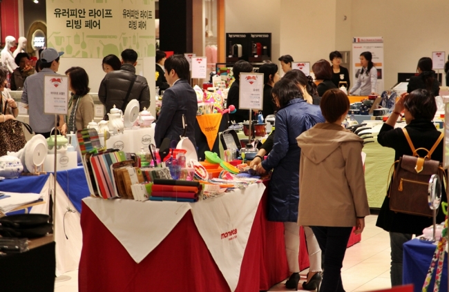 신세계백화점 센텀점 8층에서 독일 3대 키친웨어 브랜드인 휘슬러, WMF, 실리트의 특가 행사가 30일까지 진행되고 있다.
가족이 함께하는 쇼핑을 테마로 나들이 가족을 위한 취사용품과 시즌용품 그리고 다가올 여름을 위한 베딩용품 등을 준비했으며, 주부고객들이 선호하는 명품도자기 비나 펄렉머그와 만센스 에스프레소 잔세트 등을 저렴한 가격으로 판매하고 있어 주부들의 발길이 이어지고 있다.