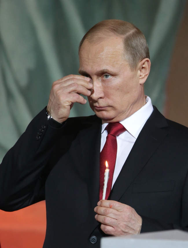 블라디미르푸틴(VladimirPutin/정치인/러시아대통령)
New penalties expected this week against Moscow for its actions against Ukraine will include steps against high-technology exports to the Russian defense industry and the companies controlled by those closest to President Vladimir Putin, a White House aide said Sunday.
Russia’s president Vladimir Putin attends an Easter service at the Moscow Cathedral of Christ the Savior.   ITAR-TASS-Yonhap