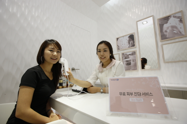 아리따움은 지난해 매출 7600억원을 기록하며 국내 화장품 브랜드숍 시장(원브랜드, 멀티브랜드숍 모두 포함)에서 매출 1위를 기록했다. 고객수와 매장수 부문에서도 단연 1위다. 아리따움은 아이오페, 라네즈, 마몽드, 한율, 해피바스, 일리, 미쟝센, 려(呂), 오가든 등 아모레퍼시픽의 인기 브랜드와 아리따움 자체 상품을 한 자리에서 만나볼 수 있는 멀티브랜드숍이다.