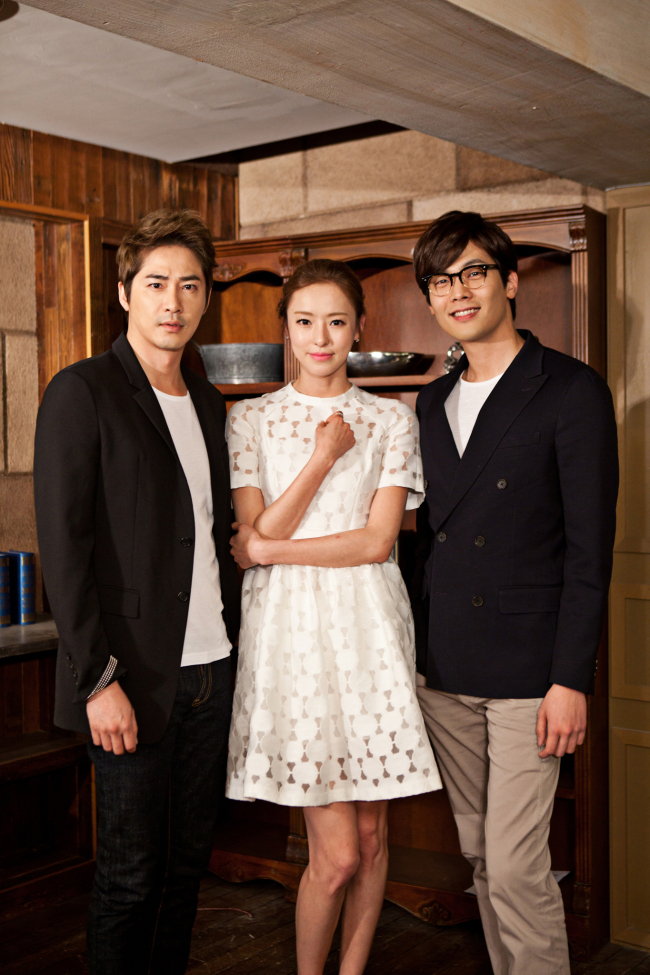 강지환(좌부터/조태규/탤런트/영화배우),이다희(탤런트/영화배우),최다니엘(탤런트/영화배우)
KBS2 새 월화드라마 '빅맨'에서 강지환과 최다니엘의 사랑을 동시에 받는 히로인인 탤런트 이다희(소미라 역)에게 시청자의 관심이 높아지고 있다.
[사진=와이트리미디어]