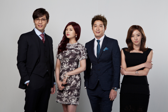 최다니엘(좌부터/탤런트/영화배우),정소민(탤런트),강지환(조태규/탤런트/영화배우),이다희(탤런트/영화배우)
KBS2 새 월화드라마 '빅맨'에서 강지환과 최다니엘의 사랑을 동시에 받는 히로인인 탤런트 이다희(소미라 역)에게 시청자의 관심이 높아지고 있다.
[사진=와이트리미디어]