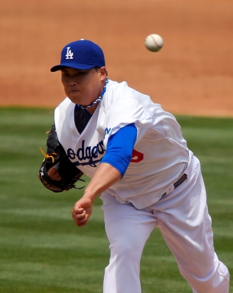 류현진(야구선수/LA다저스투수)
Ryu Hyun-jin of the Los Angeles Dodgers suffered his second loss of the Major League Baseball season on Sunday after a shaky start against the Colorado Rockies.
Los Angeles Dodgers starting pitcher Ryu Hyun-jin delivers in the second inning on Sunday. (AP-Yonhap)
