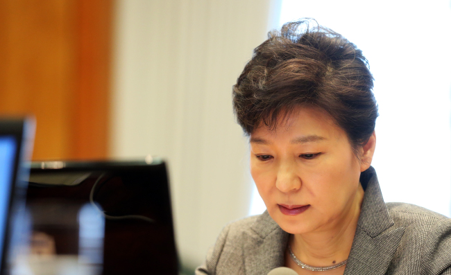 박근혜(대통령/대한민국대통령)
President Park Geun-hye is expected to carry out a major Cabinet reshuffle and deliver a public apology amid condemnation over the ferry disaster that left more than 300 people dead or missing.
