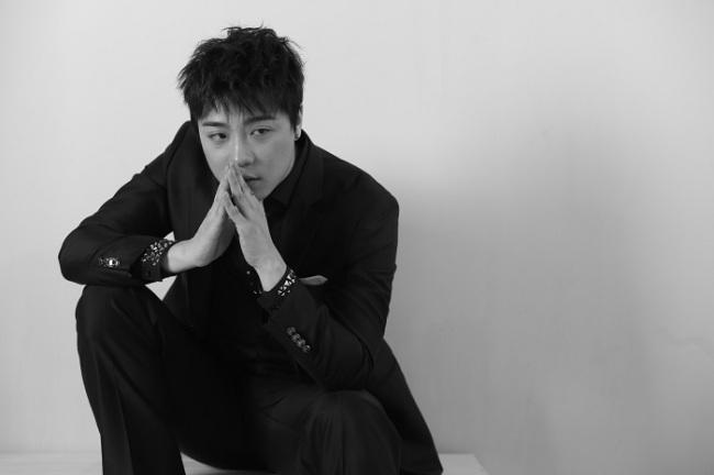 아웃사이더(신옥철/Outsider/가수/아싸커뮤니케이션)
‘속사포 랩의 선두주자’ 래퍼 아웃사이더가 10개월 만에 신곡 ‘손’으로 돌아온다.