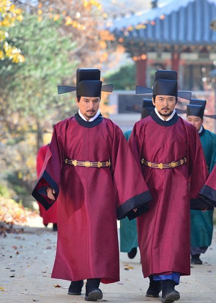 KBS ‘정도전’의 인기는 정통사극의 부활이라는 측면에서 의미가 크다. 퓨전사극, 팩션사극, 판타지 사극들이 유행하면서 정통사극은 지루하고 ‘올드‘(old)하다는 느낌을 주었다. 하지만 ‘정도전’이라는 정통사극, 대하사극의 부활은 정통사극을 원하는 시청자들이 많이 있다는 사실 확인 정도에 그치지 않는다. 중장년층 뿐만 아니라 젊은 시청자들도 ‘정도전‘을 많이 본다는 건 변화해야 하는 현재의 드라마 시장에서 매우 고무적인 현상 하나로 볼 수 있다.