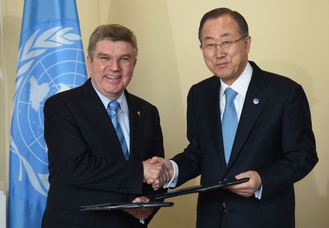U.N. Secretary-General Ban Ki-moon (right) and IOC chief Thomas Bach shake hands at the United Nations in New York on Monday.   AFP-Yonhap