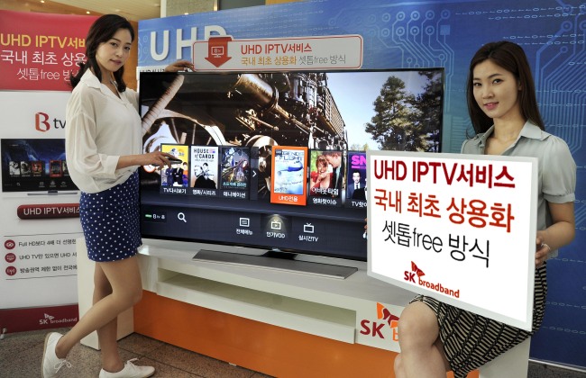 “셋톱박스 없이도 UHD IPTV 서비스”
SK브로드밴드가 업계 최초로 UHD TV에서 셋톱박스 없이 UHD 컨텐츠를 이용할 수 있는 UHD 셋톱프리(free) 서비스를 상용화한다고 29일 밝혔다.
SK브로드밴드 가입자들은 오는 30일부터 삼성전자가 출시한 UHD TV의 삼성앱스에서 B tv 앱을 다운로드받아 셋톱박스 없이도 UHD 콘텐츠를 VOD(다시보기)로 시청할 수 있는 것이다. UHD 셋톱프리 서비스로 명명된 이번 서비스는 풀HD화질보다 4배 더 선명한 화질의 콘텐츠를 제공한다.