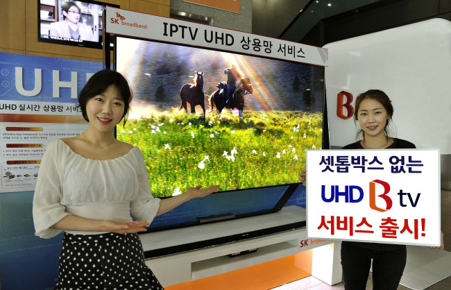 SK브로드밴드가 업계 최초로 UHD TV에서 셋톱박스 없이 UHD 컨텐츠를 이용할 수 있는 UHD 셋톱프리(free) 서비스를 상용화한다고 29일 밝혔다.
SK브로드밴드 가입자들은 오는 30일부터 삼성전자가 출시한 UHD TV의 삼성앱스에서 B tv 앱을 다운로드받아 셋톱박스 없이도 UHD 콘텐츠를 VOD(다시보기)로 시청할 수 있는 것이다. UHD 셋톱프리 서비스로 명명된 이번 서비스는 풀HD화질보다 4배 더 선명한 화질의 콘텐츠를 제공한다.