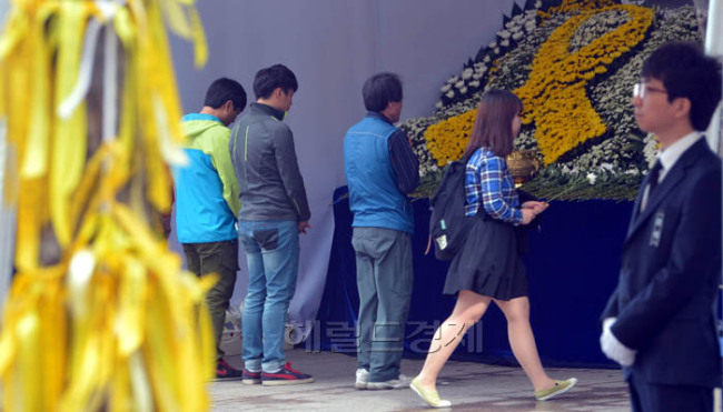 전국 곳곳에 세월호 참사 분향소가 마련된 가운데 29일 오전 서울 시청광장에 마련된 분향소에서 출근길 시민들이 추모하고 있다.
