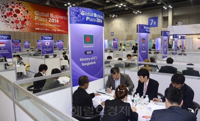 29일 오전 경기도 고양시 킨텍스에서 국내 최대 수루 전시회 중 하나인  '글로벌 비즈니스 플라자 2014' 가 개최된 가운데 해외 63개국에서 바이어 461개사, 국내기업 약 3000개사가 상담을 나누고 있다. 박해묵 기자/mook@heraldcorp.com
29일 오전 경기도 고양시 킨텍스에서 국내 최대 수루 전시회 중 하나인  '글로벌 비즈니스 플라자 2014' 가 개최된 가운데 해외 63개국에서 바이어 461개사, 국내기업 약 3000개사가 상담을 나누고 있다. 박해묵 기자/mook@heraldcorp.com