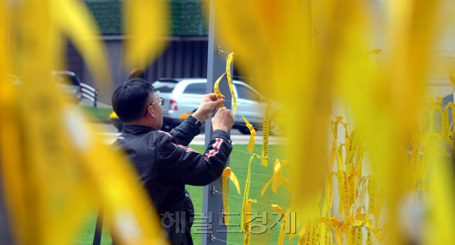 전국 곳곳에 세월호 참사 분향소가 마련된 가운데 29일 오전 서울 시청광자에 마련된 분향소에서 출근길 시민들이 추모하고 있다.<br />김명섭 기자 msiron@heraldcorp.com