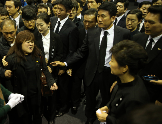 A parent whose child died in the sinking ferry protests to President Park at the mourning center. (Yonhap)