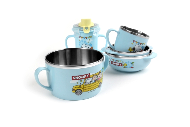 락앤락 (대표 김준일)은 어린이날을 앞두고 미국의 ‘피너츠월드와이드(Peanuts Worldwide LLC)’와 사용권 계약을 체결, ‘스누피’ 캐릭터 제품을 출시한다고 29일 밝혔다.
스누피 캐릭터 제품은 이유식을 담아 먹을 수 있는 식기류와 간편 용기 이지락, 패턴 물병 등 유아식기 시리즈로 구성됐다.