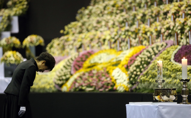 President Park Geun-hye pays respects to victims in the deadly sinking of the ferry Sewol at the official mourning center in Ansan, south of Seoul, on Tuesday. (Yonhap)