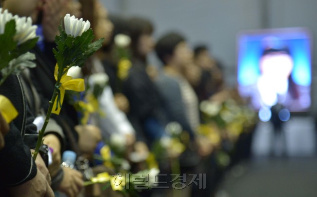 29일 오전 경기도 안산시 단원구 화랑유원지에 마련된 세월호 참사 희생자 정부 공식 합동분향소를 찾은 시민들이 조문을 하고 있다.