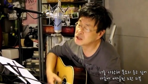 김창완(탤런트/가수/김창완밴드)
가수 겸 배우 김창완이 세월호 침몰 사고 희생자를 추모하는 자작곡 ‘노란리본’을 공개했다.