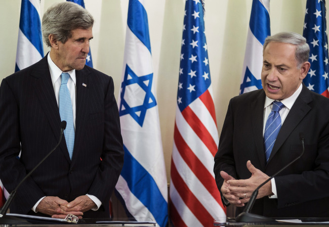 U.S. Secretary of State John Kerry (left) listens as Israeli Prime Minister Benjamin Netanyahu makes a statement during a press conference before their talk at the prime minister’s office in Jerusalem in January.   AP-Yonhap