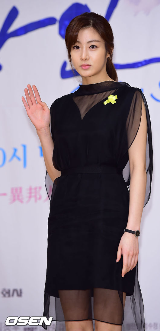 강소라(영화배우/탤런트/윌엔터테인먼트)
강소라가 노란 리본을 달고 무대에 올랐다.