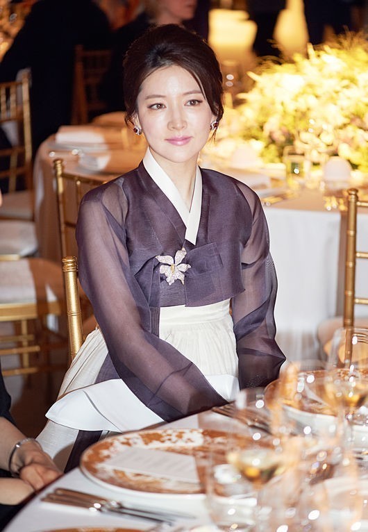 이영애(영화배우/탤런트)
배우 이영애가 해외 행사에서도 노란 리본 달기 캠페인에 동참했다.
