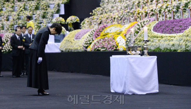 박근혜 대통령이 29일 경기 안산시 단원구 초지동 화랑유원지에 <br />새로설치된‘세월호 사고 희생자 정부 합동분향소’를 방문해 헌화를 하고 애도의 묵념을 하고 있다.<br /> 청와대사진기자단/박현구 기자<br />phko@heraldcorp.com 2014.04.29