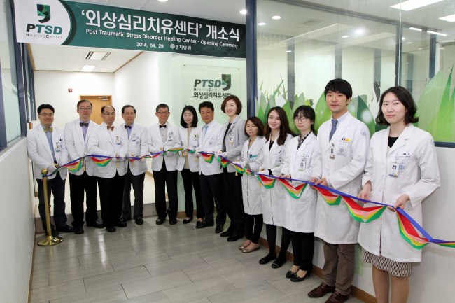 세월호 사고 생존자들과 희생자 유가족의 ‘외상후 스트레스 장애’ 치료에 대한 관심이 높아지고 있는 가운데 국내 첫 ‘외상심리치유센터’가 문을 열었다.