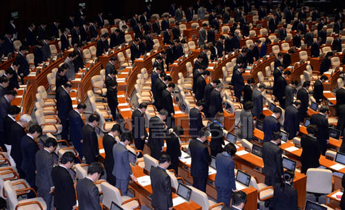 29일 오후 열린 국회임시회 본회의에 참석한 여야의원들이 의사일정에 앞서 세월호 참사 실종자의 무사귀환과 희생자들을 위한 묵념을 하고 있다