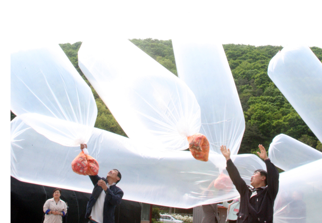 Members of a North Korean defectors’ association release balloons carrying Choco Pies, a popular South Korean confectionery, in Paju, Gyeonggi Province, Tuesday.   Yonhap