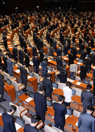 29일 오후 열린 국회임시회 본회의에 참석한 여야의원들이 의사일정에 앞서 세월호 참사 실종자의 무사귀환과 희생자들을 위한 묵념을 하고 있다.